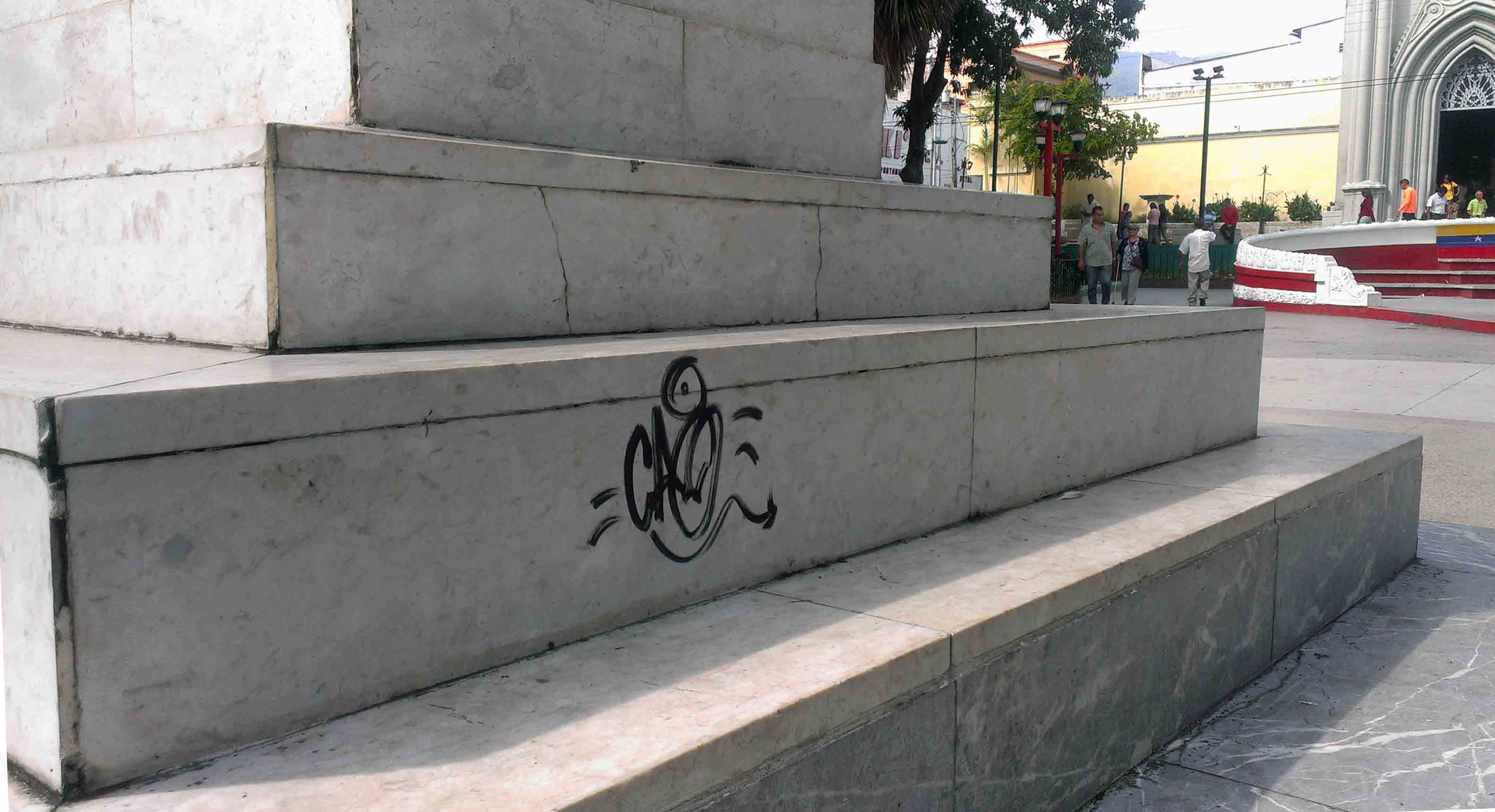 Grafiti vandálico en el pedestal de la estatua pedestre de Simón Bolívar, en su plaza homónima de Valera. Bien cultural venezolano en riesgo. Alerta cultural.