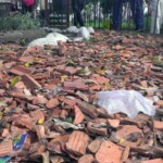 Basura y ladrillos rotos sustituyen la grama y las flores de antaño en la plaza Bolívar de Valera. Alerta patrimonio cultural venezolano.