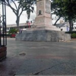 El granito fracturado en varias parte de la plaza Bolívar de Valera. Activo patrimonial en riesgo. Venezuela.