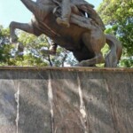 Monumento al Libertador en la plaza Bolívar de San Antonio del Táchira, vandalizado de nuevo. Patrimonio cultural venezolano en riesgo.