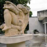 Al fondo se observa el techo con una pátina negra por acumulación de mugre y hollín. En primer plano la obra La Educación, de Francisco Narváez. Ciudad Universitaria de Caracas, Patrimonio mundial de Venezuela 2000.