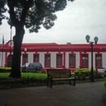 La sede de la alcadía fue pintada de rojo en pleno centro histórico cambiándose la policromia tradicional. Foto Marinela A. Año 2010