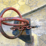 Cadenas hurtadas del bulevar de la iglesia San Nicolás de Bari, monumento histórico nacional de Venezuela.