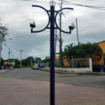 Luminaria rotas en el bulevar. Iglesia San Nicolás de Bari, monumento histórico de Venezuela.