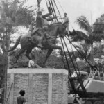 Montaje de la estatua ecuestre del Libertador en la plaza Bolívar de Rubio, en 1983. Estado Táchira, Venezuela.