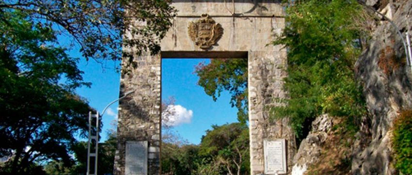 Monumento La Puerta, puerta de entrada a Guárico desde el estado Aragua. Patrimonio histórico de Venezuela.