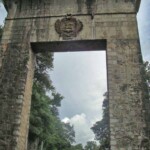 El Monumento de La Puerta tiene una altura de 20 m y mide unos 15 m de ancho. Patrimonio cultural de Venezuela.