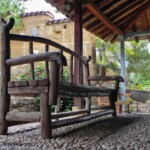 Mueble de troncos artesanal en el Museo Trapiche de los Clavo. Patrimonio cultural de Boconó, estado Trujillo. Venezuela.