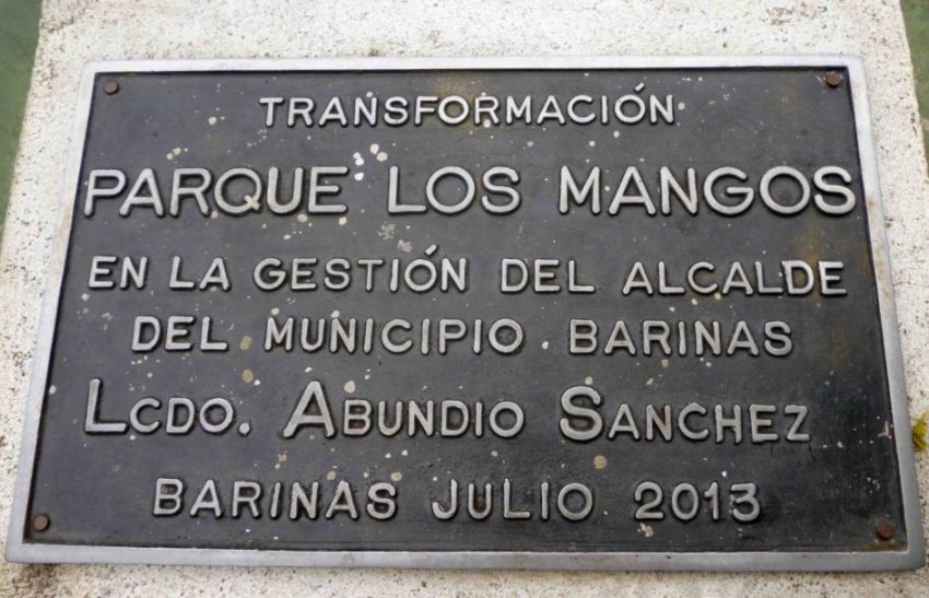 Placa conmemorativa en el parque Los Mangos, de la ciudad de Barinas, año 2013. Bien cultural de la ciudad de Barinas, estado Barinas, Venezuela.