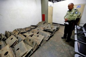 Placas recuperadas por la policía, que habían sido hurtadas del Cementerio del Este, Caracas. Foto Nathalie Sayago, 2017.