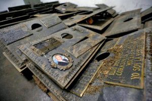 Más de seis mil placas de bronce se han robado del Cementerio del Este entre julio de 2017 y julio de 2018. Foto Nathalie, Sayago, 2017.