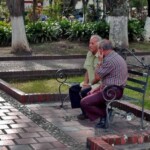 Conversandito en la plaza Bolívar de Rubio. Municipio Junín, estado Táchira. Venezuela.