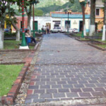 Caminerías de caico y ladrillo de la plaza Bolívar de Rubio. Táchira. Venezuela.