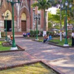 La plaza Bolívar, frente a la iglesia Santa Bárbara, es un referente urbano y turístico de Rubio, Táchira.