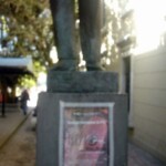 Publicidad colocada en el pedestal de la estatua Rector Heroico. Monumento Histórico del municipio Libertador del estado Mérida. Venezuela.