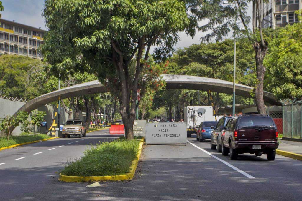 Puerta de la UCV, con cartel de prohibición del paso. Ciudad Universitaria de Caracas, Patrimonio mundial de Venezuela 2000.