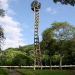 La emblemática Torre del reloj de la UCV, diseñada por el mismo Carlos Raúl Villanueva con la ayuda del ingeniero Juancho Otaola. Se ubica al noreste de la plaza del rectorado. Ciudad Universitaria de Caracas, patrimonio de la humanidad, Venezuela..