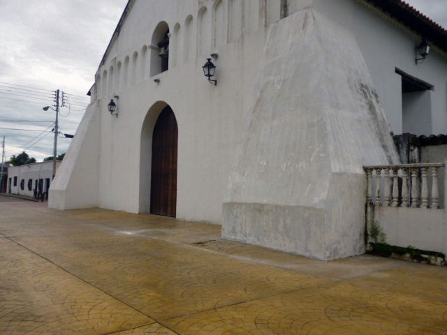 Desprendimiento de la capa de pintura de la iglesia asspictórica por humedad. Marinela Araque. 2017