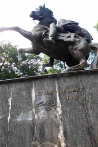 Se robaron cuatro escudos de bronce del monumento a Simón Bolívar ,patrimonio cultural de la plaza Bolívar de San Antonio del Táchira. Venezuela