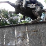 Una de las frases que se robaron, tras llevarse los 4 escudos del monumento al Libertador Simón Bolívar. Patrimonio cultural de Venezuela en riesgo.