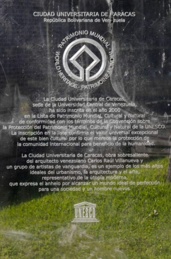 Señalización de la declaratoria de la Ciudad Universitaria de Caracas como Patrimonio Mundial por la Unesco, en 2000.