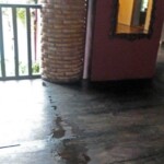 Sobrepiso de madera mojado por filtracciones. Casacoima monumento histórico de Venezuela, en la ciudad de Guanare, estado Portuguesa.