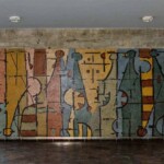 El mural de mosaicos venecianos de Oswaldo Vigas titulado "Un elemento – personaje vertical en evolución horizontal" (1954), en el edificio del rectorado, vestíbulo de la entrada. Ciudad Universitaria de Caracas. Ciudad Universitaria de Caracas, Patrimonio de la Humanidad desde el año 2000. UNESCO.