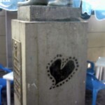 Hasta corazones le pintan al vapuleado monumento al Rector Heroico Carraciolo Parra y Olmedo. Monumento Histórico del municipio Libertador del estado Mérida. Venezuela.