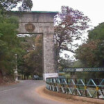 Vista del Monumento de La Puerta, también llamado La Puerta del Llano. Patrimonio cultural de Venezuela.