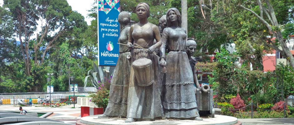 Monumento a Las Heroínas, en el que se pueden apreciar las inscripciones. Patrimonio cultural de Mérida, Venezuela.