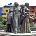 Cara frontal y lateral derecho del monumento a Las Heroínas. Plaza Las Heroínas, de la ciudad de Mérida. Patrimonio cultural de Venezuela.