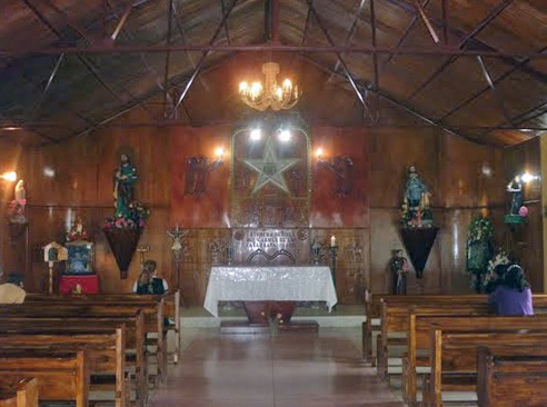 Altar del santuario de la Virgen del Carmen de Caña Brava. Patrimonio cultural de Uribante, Táchira. Venezuela.