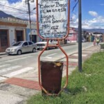 Anuncio improvisado ubicado en el costado sureste de la plaza Rivas Dávila. Patrimonio histórico del municipio Mérida, estado Mérida. Venezuela.