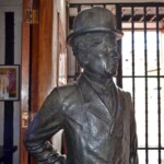 Cara frontal y lateral derecho de la estatua de Charles Chaplin. Patrimonio cultural de Mérida, Venezuela, en peligro. Mafia del bronce.