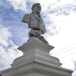 Cara frontal y lateral derecho del busto de Francisco de Miranda. Patrimonio histórico de Mérida, Venezuela.