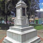 Cara frontal y lateral der. del monumento al coronel Rivas Dávila. Patrimonio histórico del municipio Mérida, estado Mérida. Venezuela.