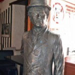 Cara frontal y lateral izquierdo de la estatua de Charles Chaplin. Patrimonio cultural de Mérida, Venezuela, en peligro. Mafia del bronce.