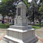 Cara frontal y lateral izquierdo del monumento al coronel Rivas Dávila. Patrimonio histórico del municipio Mérida, estado Mérida. Venezuela.