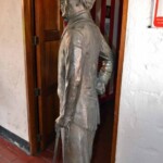 Cara posterior de la estatua de Chaplin. Patrimonio cultural de Mérida, Venezuela, en peligro. Mafia del bronce.