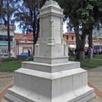 Cara posterior y lateral derecho del monumento al coronel Rivas Dávila. Patrimonio histórico del municipio Mérida, estado Mérida. Venezuela.