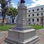 Cara posterior y lateral izquierdo del monumento al coronel Rivas Dávila. Patrimonio histórico del municipio Mérida, estado Mérida. Venezuela.