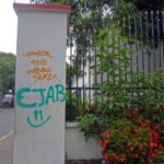 Un "Chávez vive" denigra la columna del liceo O'Leary. Patrimonio histórico de la ciudad de Barinas, estado Barinas, en peligro. Venezuela.