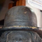 Daños ocasionados al sombrero de hongo de la estatua de Chaplin. Patrimonio cultural de Mérida, Venezuela, en peligro. Mafia del bronce.