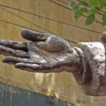 Detalle mano derecha de la estatua a José Rafael Pulido Méndez. Patrimonio cultural de la ciudad de Mérida, Venezuela.