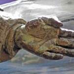 Detalle mano izquierda de la estatua a José Rafael Pulido Méndez.. Patrimonio cultural de la ciudad de Mérida, Venezuela.