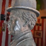 Detalles del lateral izquierdo de la estatua de Charles Chaplin. Patrimonio cultural de Mérida, Venezuela, en peligro. Mafia del bronce.