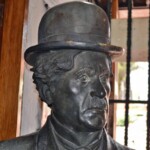 Detalles del rostro de la estatua de Charles Chaplin. Patrimonio cultural de Mérida, Venezuela, en peligro. Mafia del bronce.