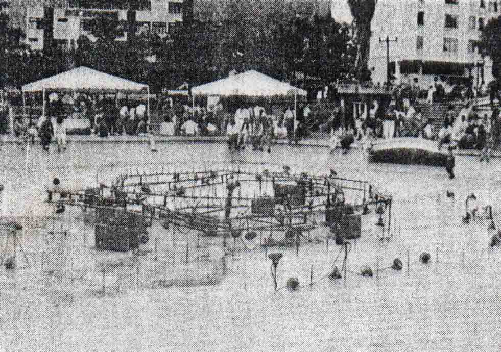 La fuente de plaza Las Heroínas de Mérida, en 1993, se aprecia el abandono. Patrimonio cultural de Venezuela.