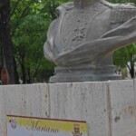 En el pedestal de los bustos de plaza La Confraternidad se observan ahora placas en material de plástico. Patrimonio de Venezuela en peligro.