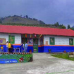 Vista de la fachada de la Escuela Laguna de García, en Táchira. Venezuela.